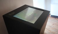Informationsstele in form eines schwarzen Kastens mit einem eingelassenen Bildschirm | © gruenstifter